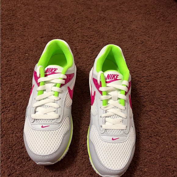 Women’s Nike Air Max Correlation - Picture 2 of 5